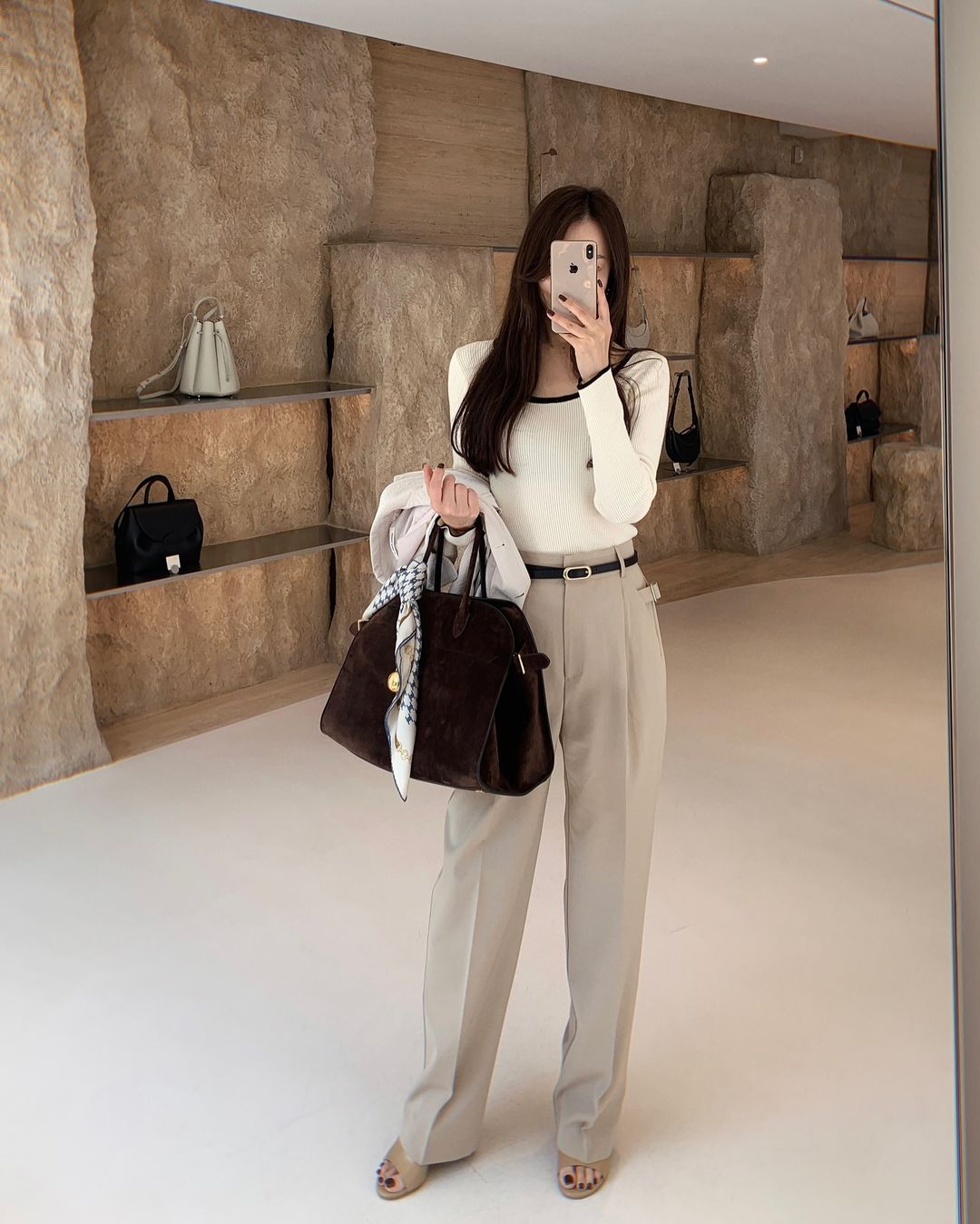 Chẳng cần nghĩ nhiều, mùa đông tôi vẫn sang khỏi bàn nhờ 5 kiểu áo này: Diện lên xinh hơn hẳn, nhìn phát đã thấy có gu - 2