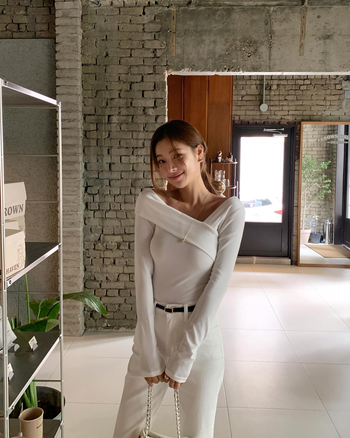 Chẳng cần nghĩ nhiều, mùa đông tôi vẫn sang khỏi bàn nhờ 5 kiểu áo này: Diện lên xinh hơn hẳn, nhìn phát đã thấy có gu - 15