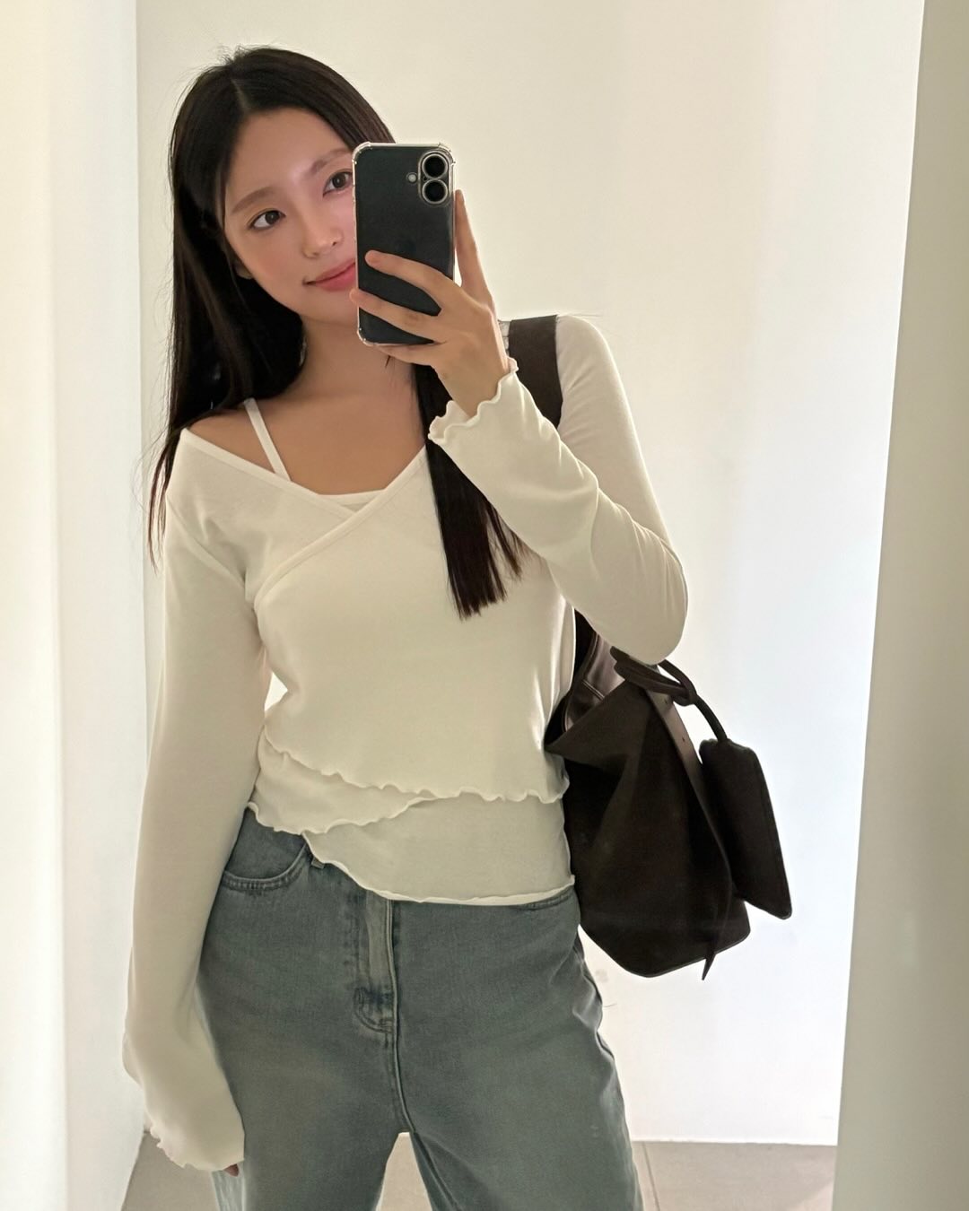 Áo thun tay dài tưởng đơn giản mà “đa năng” không ngờ. Dễ phối, dễ mặc, chỉ cần mix khéo là phong cách trẻ trung, năng động auto bật sáng.