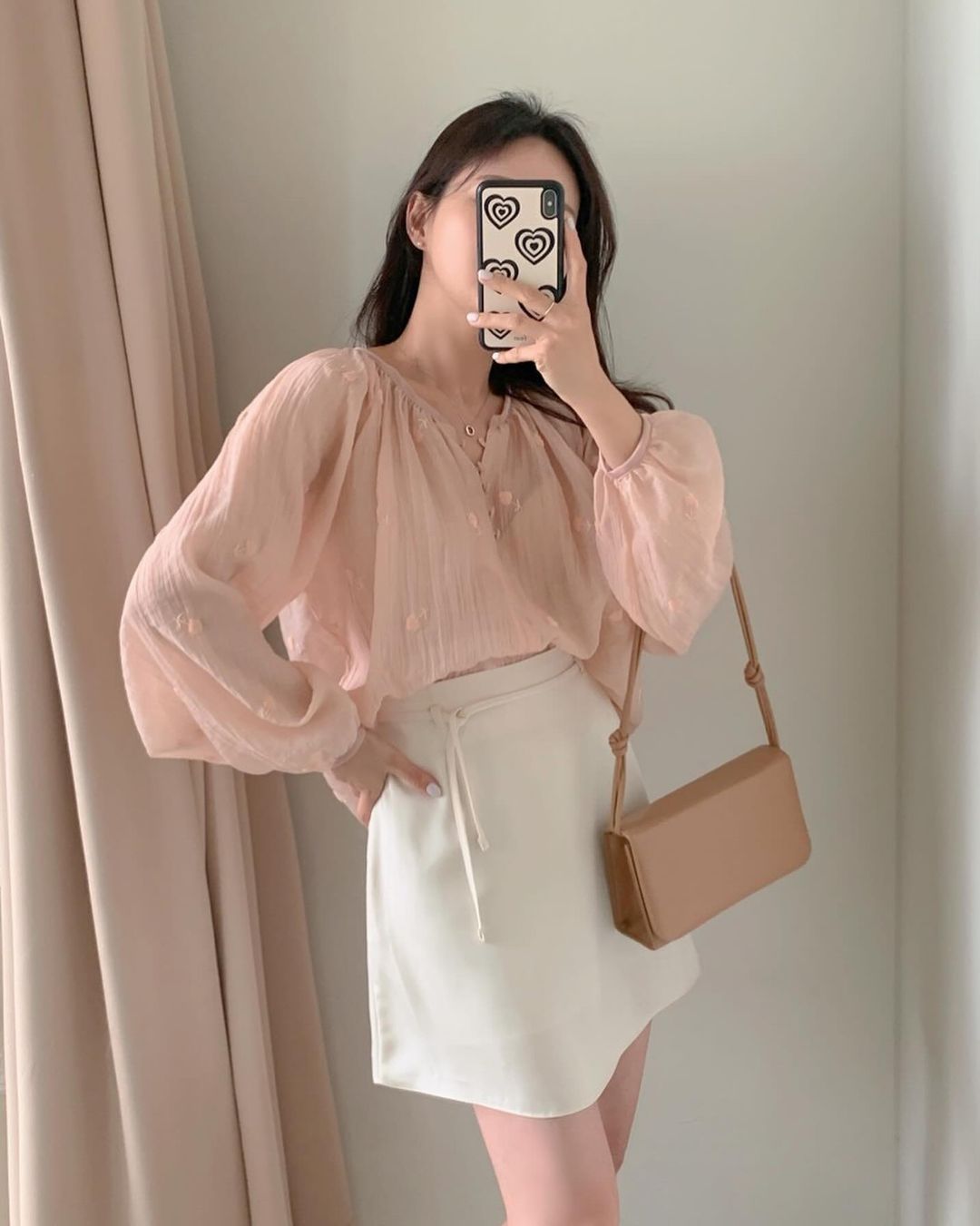 Áo blouse tay dài là “vũ khí bí mật” giúp chị em trông thanh lịch, nữ tính và cực sang. Dù đi làm hay hẹn hò, diện là thấy có gu ngay.