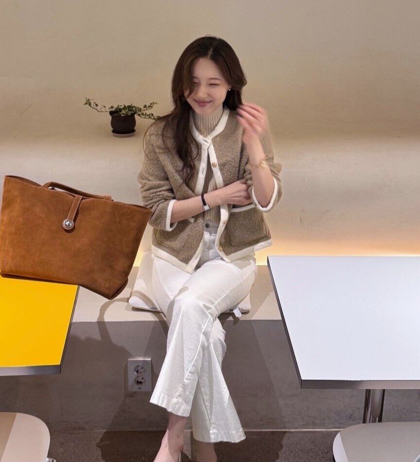 Chẳng cần nghĩ nhiều, mùa đông tôi vẫn sang khỏi bàn nhờ 5 kiểu áo này: Diện lên xinh hơn hẳn, nhìn phát đã thấy có gu - 3