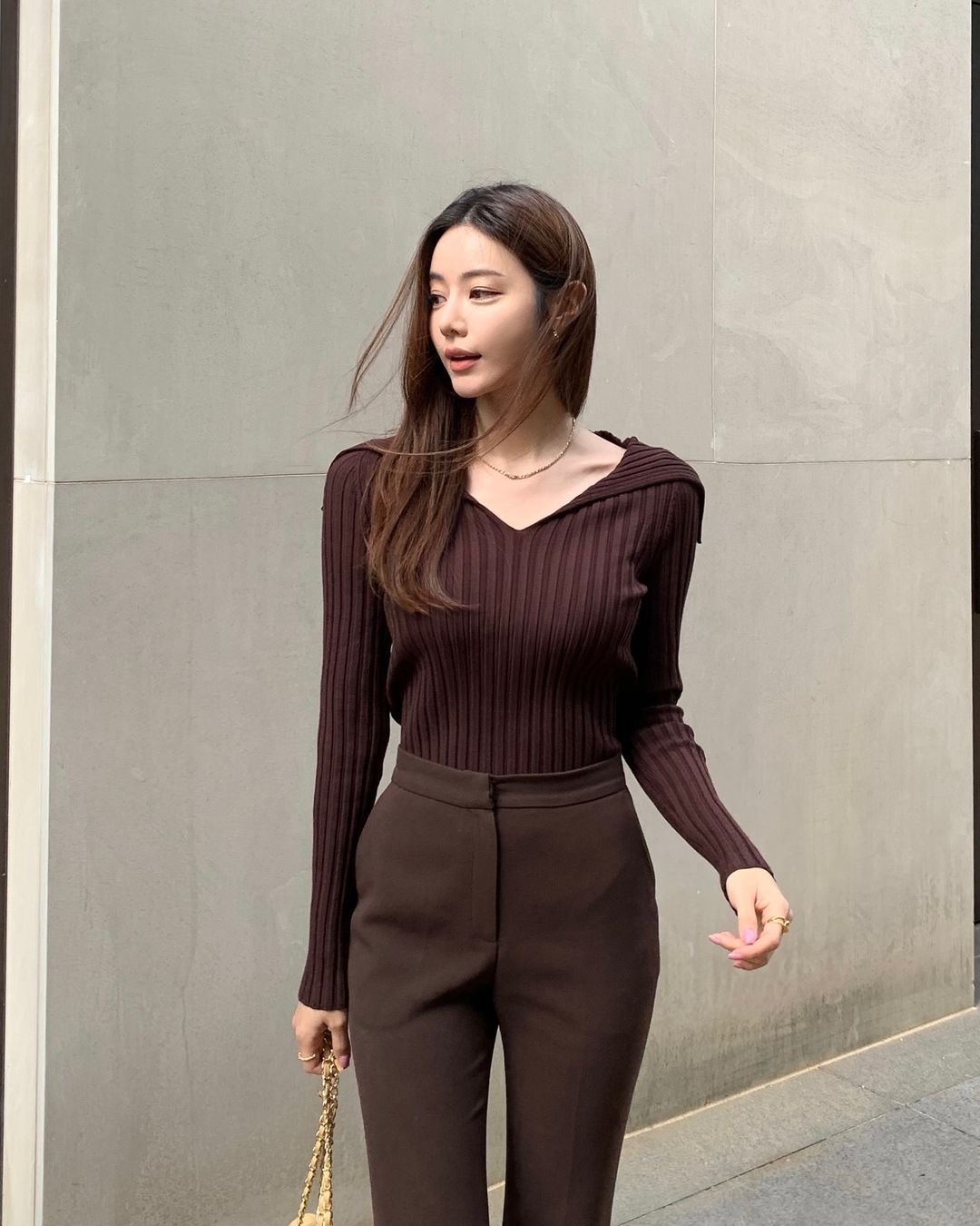  Áo len tăm tay dài – item đơn giản mà sang khỏi bàn. Vừa tôn dáng, vừa dễ phối, kiểu áo này giúp chị em ấm áp mà vẫn “chất” trong mọi hoàn cảnh.