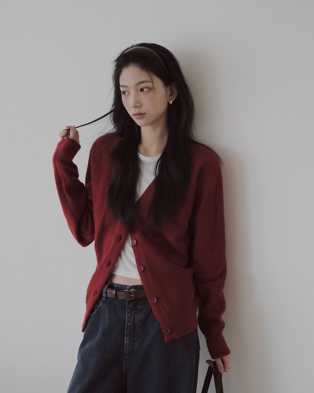  Cardigan là item “cứ mặc là xinh”. Vừa mềm mại, vừa nữ tính, kiểu áo này khiến phong cách của chị em thêm phần thanh lịch và ngọt ngào đúng điệu.