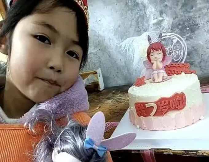 Cô bé Zhang Xinlei, 10 tuổi, học sinh lớp 3. Ảnh: Mf-china