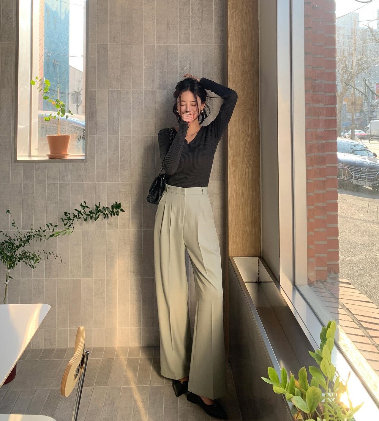 Quần âu ống rộng là “chìa khóa” cho đôi chân dài ảo diệu. Dáng suông rủ nhẹ giúp che khuyết điểm và tôn tỉ lệ cơ thể. Khi phối với áo gọn dáng, bạn sẽ có ngay outfit thanh lịch, hiện đại mà vẫn “hack” được chiều cao đáng kể.