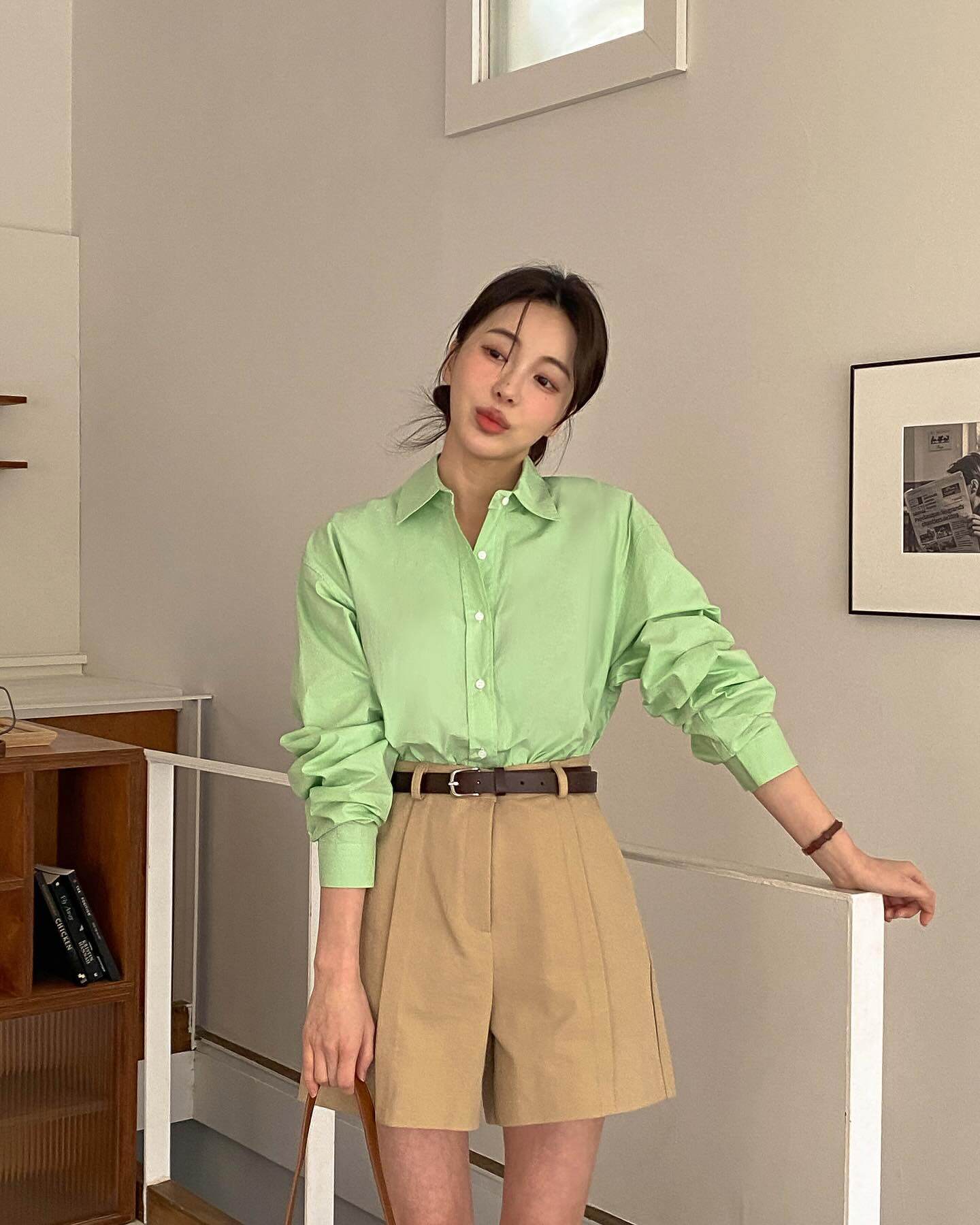 Quần short jeans ống lửng giúp đôi chân trông dài và gọn gàng hơn. Dáng quần cạp cao, ống vừa phải tạo tỉ lệ cơ thể cân đối, giúp nàng “hack dáng” dễ dàng. Phối cùng áo croptop hoặc sơ mi oversize là có ngay outfit trẻ trung, năng động chuẩn fashionista.