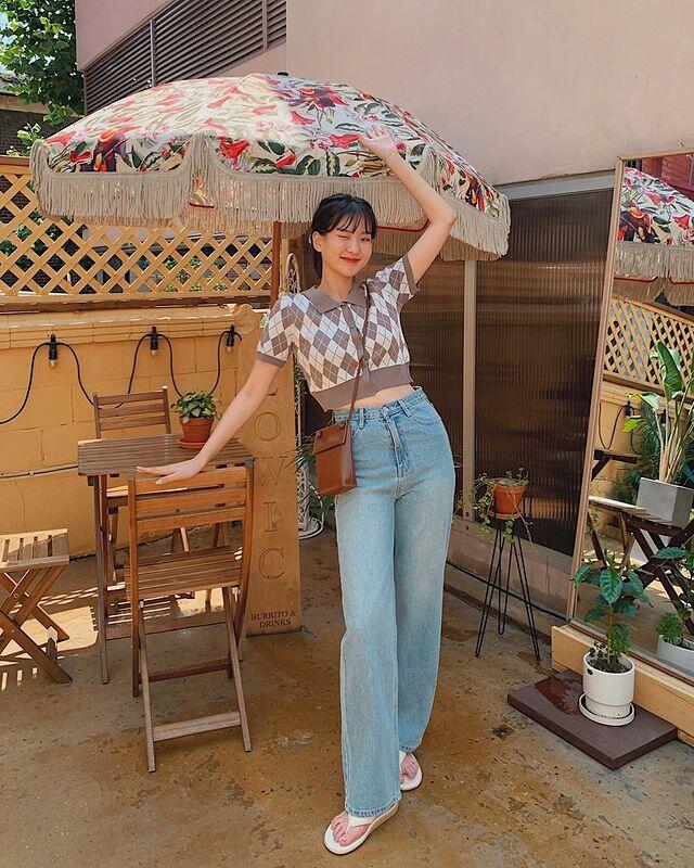 Quần cạp cao là “vũ khí kéo chân” đỉnh nhất mà nàng nào cũng nên sở hữu. Đường cạp chạm eo giúp tỉ lệ cơ thể trông cân đối hơn hẳn. Dù là jeans, quần tây hay kaki, chỉ cần có chi tiết cạp cao là đã “auto” cao thêm vài centimet.