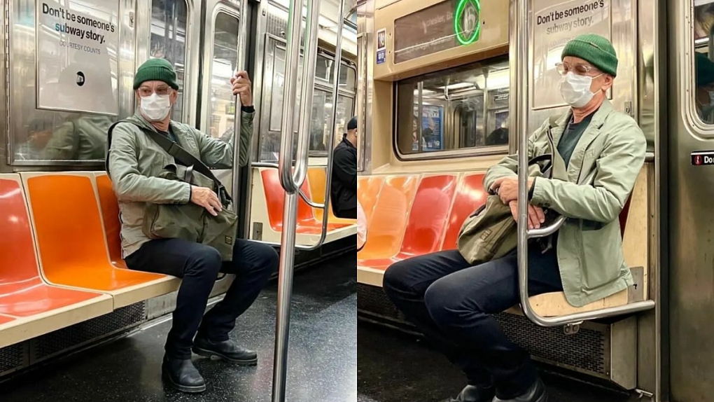 Tài tử Tom Hanks trên tàu điện ngầm (subway) ở New York hôm 21/10. Ảnh: Backgrid