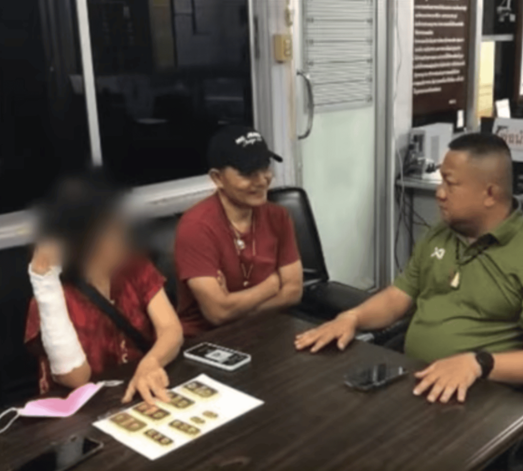 Người phụ nữ 70 tuổi ở Bangkok mang số vàng mua theo lời khuyên của kẻ lừa đảo đến trình báo tại Đồn Cảnh sát Plabplachai 2, Bangkok, Thái Lan, hôm 17/10. Ảnh: Ch7HD News