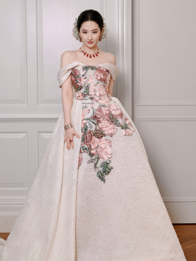 Lưu Diệc Phi khoe nhan sắc rạng ngời tại tiệc của tạp chí Vogue hôm 23/10. Ảnh: Instagram yifei_cc