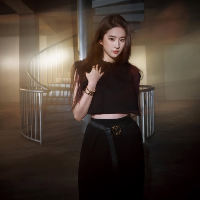 Với tinh thần đó, hình ảnh thần tiên tỷ tỷ không chỉ là nhan sắc, mà còn là biểu tượng của sự cân bằng, kiên trì và yêu thương bản thân trong cuộc sống hiện đại. Ảnh: Instagram yifei_cc