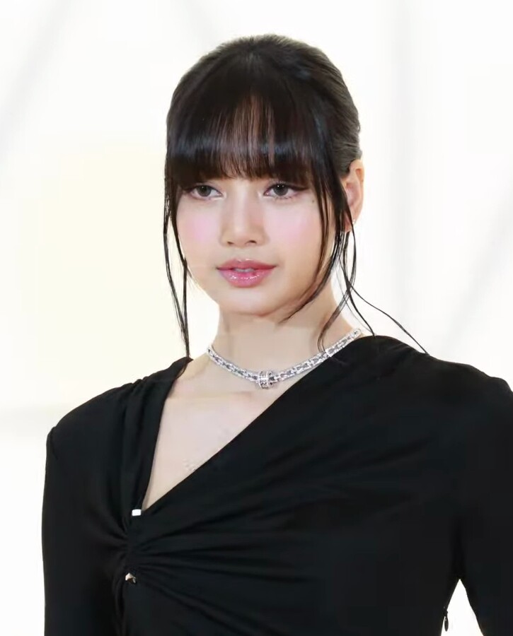 Lisa tuổi 19 rực sáng và hành trình trở thành biểu tượng toàn cầu của thế hệ dám mơ - 4