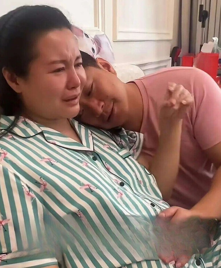 Hai vợ chồng khóc khi nhận trái ngọt sau nhiều năm cố gắng.