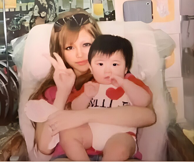 Monko - bà mẹ 6 con nổi tiếng tại Nhật Bản.