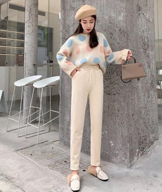 Quần Chenille dáng 9 tấc với phần ống đứng có độ dài dừng lại ngay ngang mắt cá chân, tạo hiệu ứng thị giác giúp đôi chân trông thon và dài hơn đáng kể.