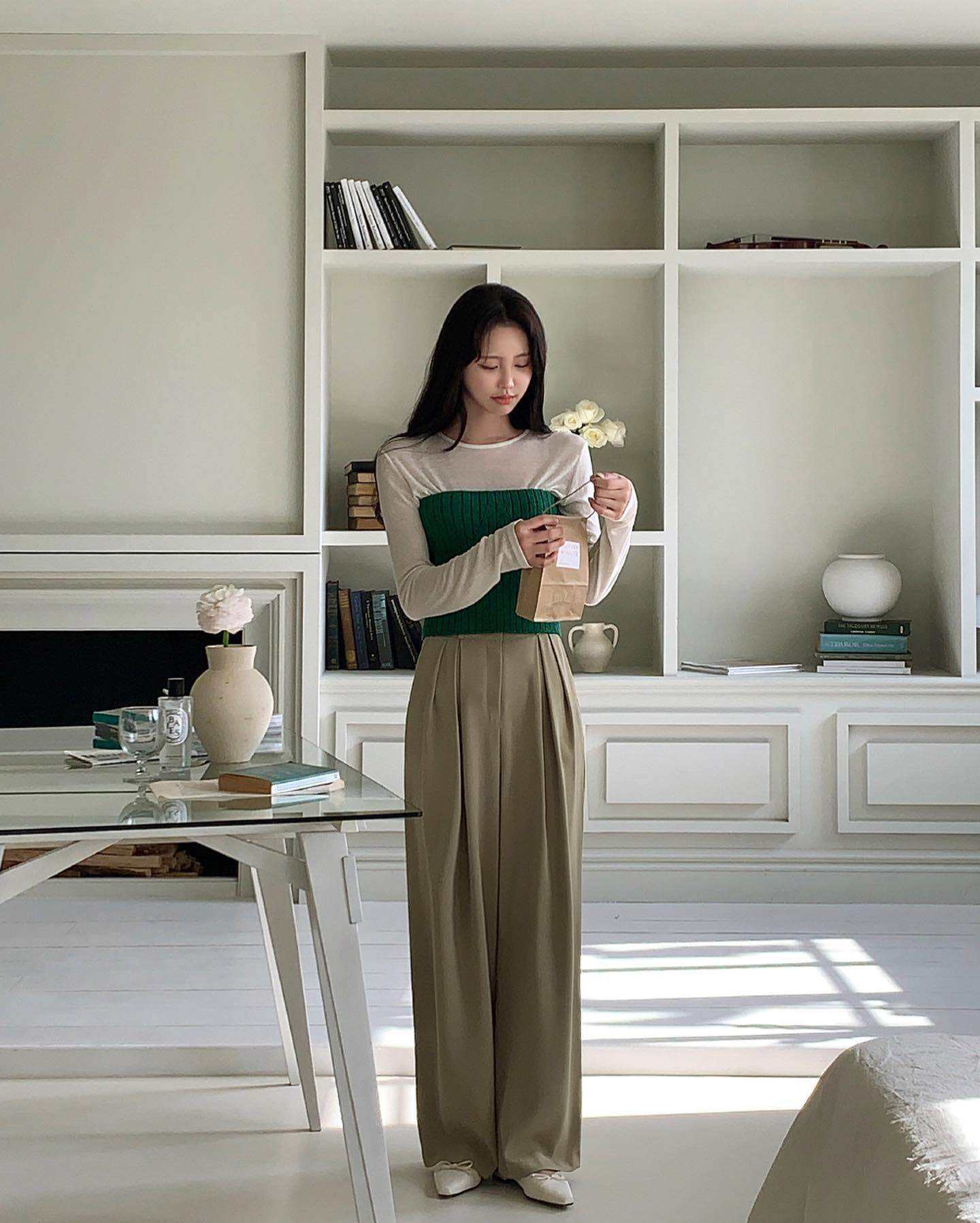 Một chiếc áo màu nổi sẽ giúp set đồ công sở bớt nhàm chán. Các gam như đỏ rượu, vàng nhạt hay tím lilac đều tạo điểm nhấn vừa đủ mà vẫn tinh tế. Chỉ cần tiết chế phụ kiện, bạn đã có outfit vừa tươi sáng, vừa thể hiện gu thời trang riêng.