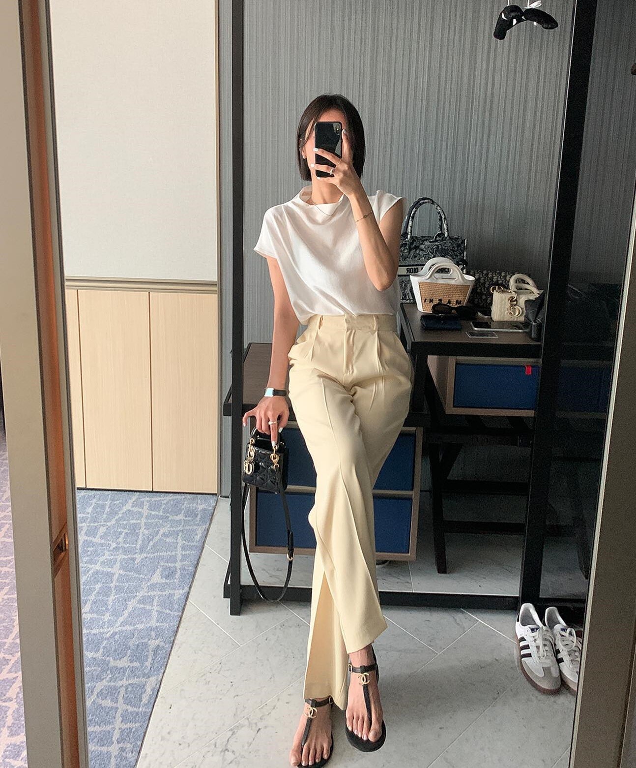 Gam trắng, kem, be hoặc ghi nhạt luôn là lựa chọn “an toàn mà sang”. Khi phối cùng quần âu ống rộng, outfit trở nên thanh lịch, tinh tế và chuẩn quý cô văn phòng. Thêm phụ kiện nhỏ như túi xách hoặc đồng hồ là tổng thể đã hoàn hảo.