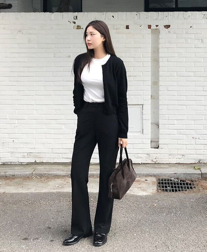 Quần âu ống rộng vừa giúp kéo dài chân, vừa tạo hiệu ứng phóng khoáng, hiện đại. Dáng suông nhẹ, vải đứng form khiến tổng thể thanh thoát và sang hơn hẳn. Khi mix cùng áo sơ mi, croptop hay giày cao gót, outfit lập tức “hack dáng” và trẻ trung rõ rệt.