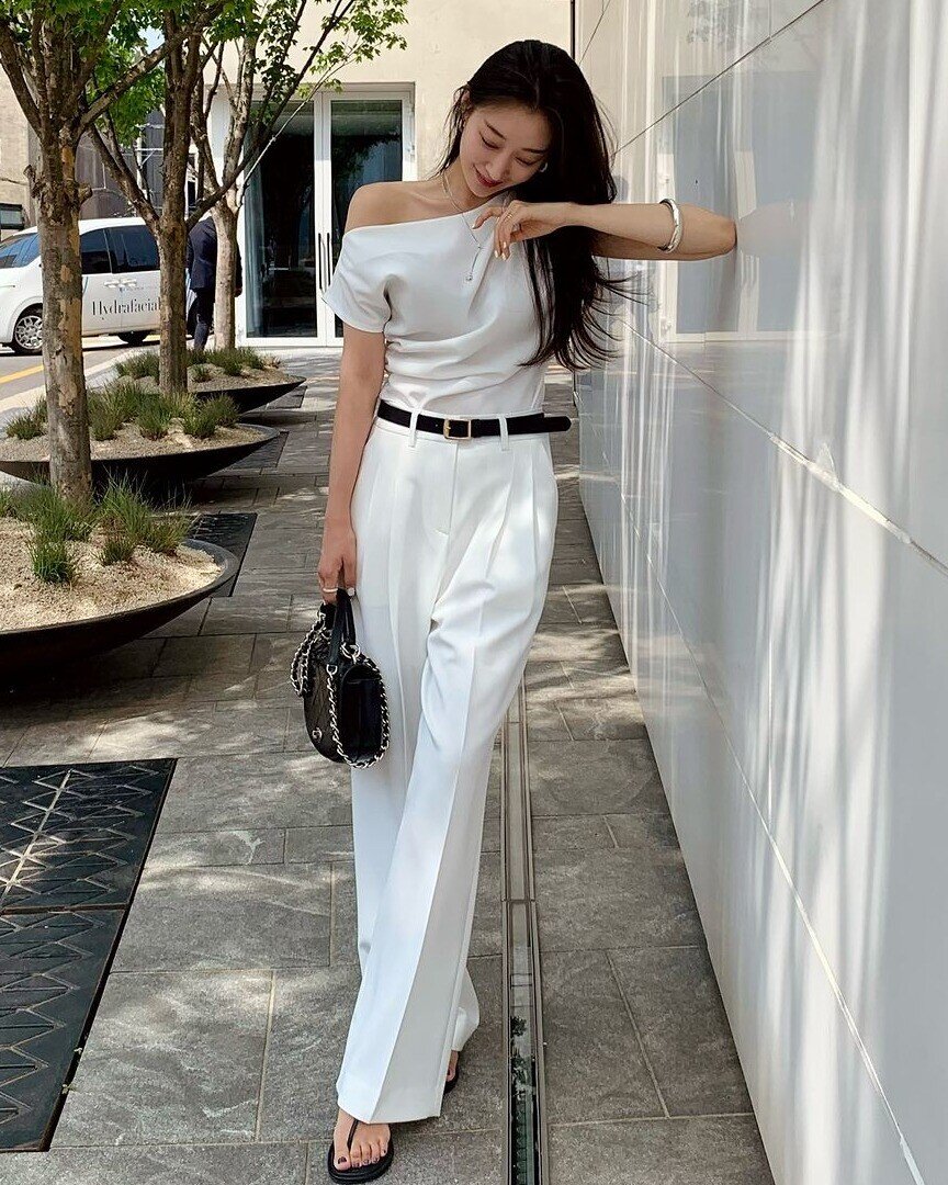 Các gam sáng như be, kem, xám nhạt hay pastel mang đến vẻ tươi tắn và hiện đại. Quần sáng màu giúp làn da rạng rỡ hơn, đồng thời dễ phối với nhiều kiểu áo. Kết hợp cùng sơ mi hoặc blazer trung tính là có ngay outfit thanh lịch chuẩn công sở.