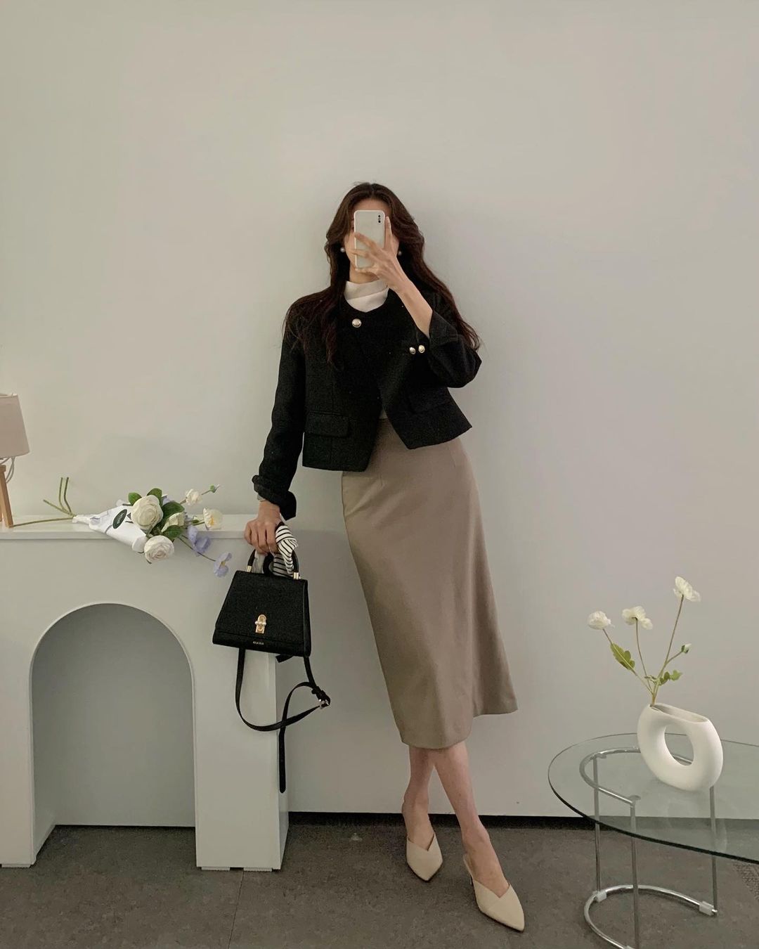 Giày cao gót mũi nhọn là “điểm chốt” giúp outfit công sở thêm hoàn hảo. Dáng giày tinh tế, màu trung tính dễ phối, mang lại vẻ sang trọng và tự tin. Dù diện quần âu hay chân váy, đôi giày này luôn tôn dáng tuyệt đối.