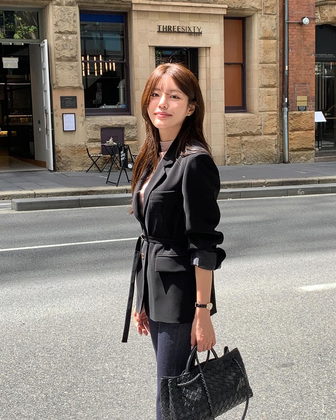 Áo blazer là “vũ khí thanh lịch” của mọi quý cô công sở. Dáng đứng, màu trung tính và khả năng phối đa dạng khiến item này vừa giữ ấm, vừa giúp set đồ trở nên sang trọng và hiện đại. Chỉ cần khoác nhẹ blazer, outfit đã khác hẳn.