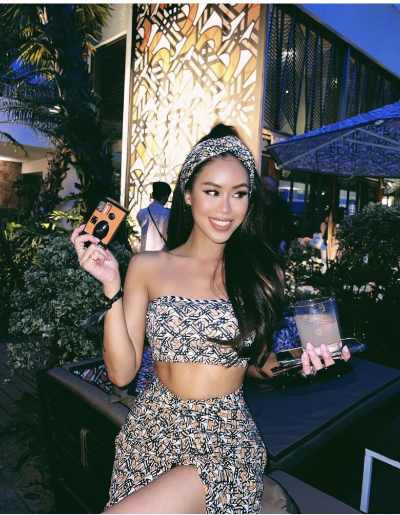 Trước khi bước vào vai trò nàng dâu, Tiên Nguyễn vốn đã là gương mặt quen thuộc trong giới thời trang quốc tế. Trên mạng xã hội, cô thường xuất hiện trong những outfit đời thường nhưng vẫn đậm chất “quiet luxury” – phong cách được giới thượng lưu toàn cầu ưa chuộng.