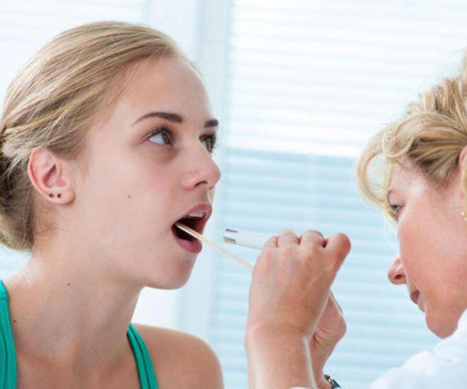 Kiểm tra màu sắc của lưỡi giúp bạn nhận biết sức khoẻ của hệ tiêu hoá (Ảnh minh hoạ)