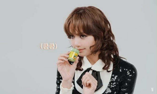 Dầu hít Hong Thai từng được Lisa lăng xê. Ảnh: W Magazine