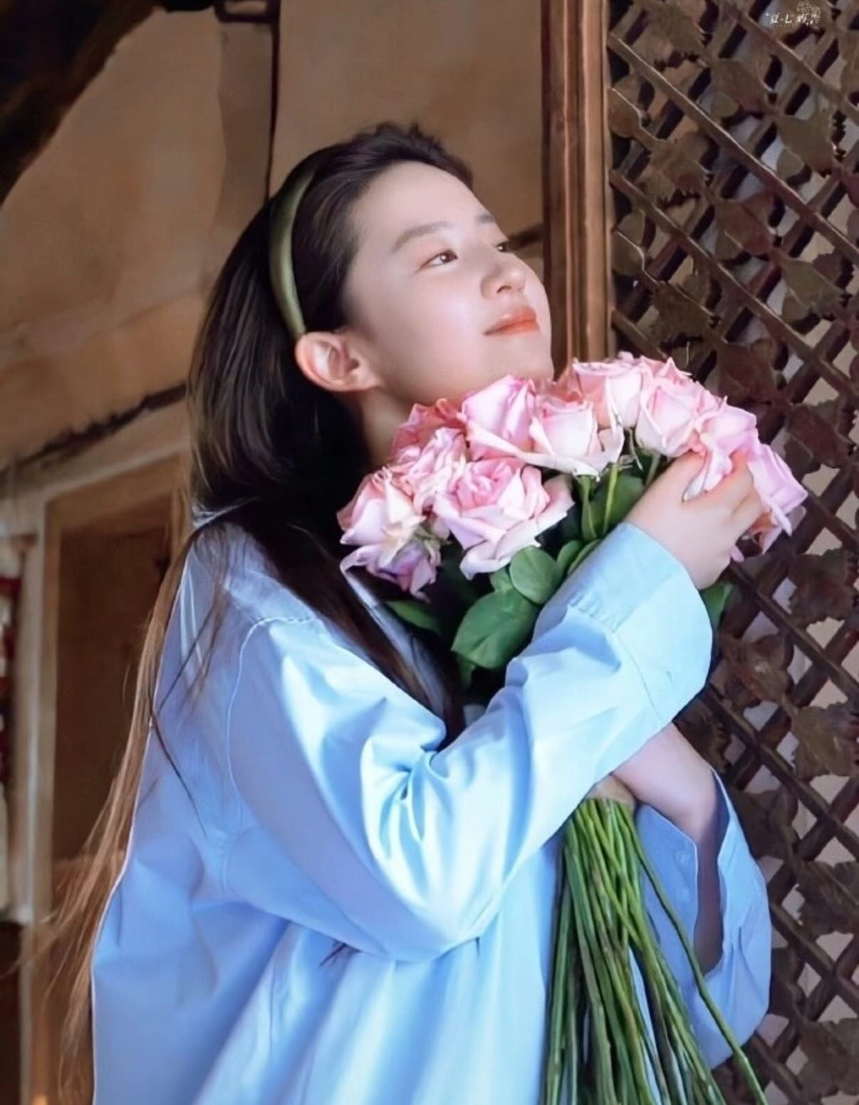 Sau chụp ảnh cùng hoa hồng, Lưu Diệc Phi lại khởi xướng trào lưu làm đẹp mới - 2