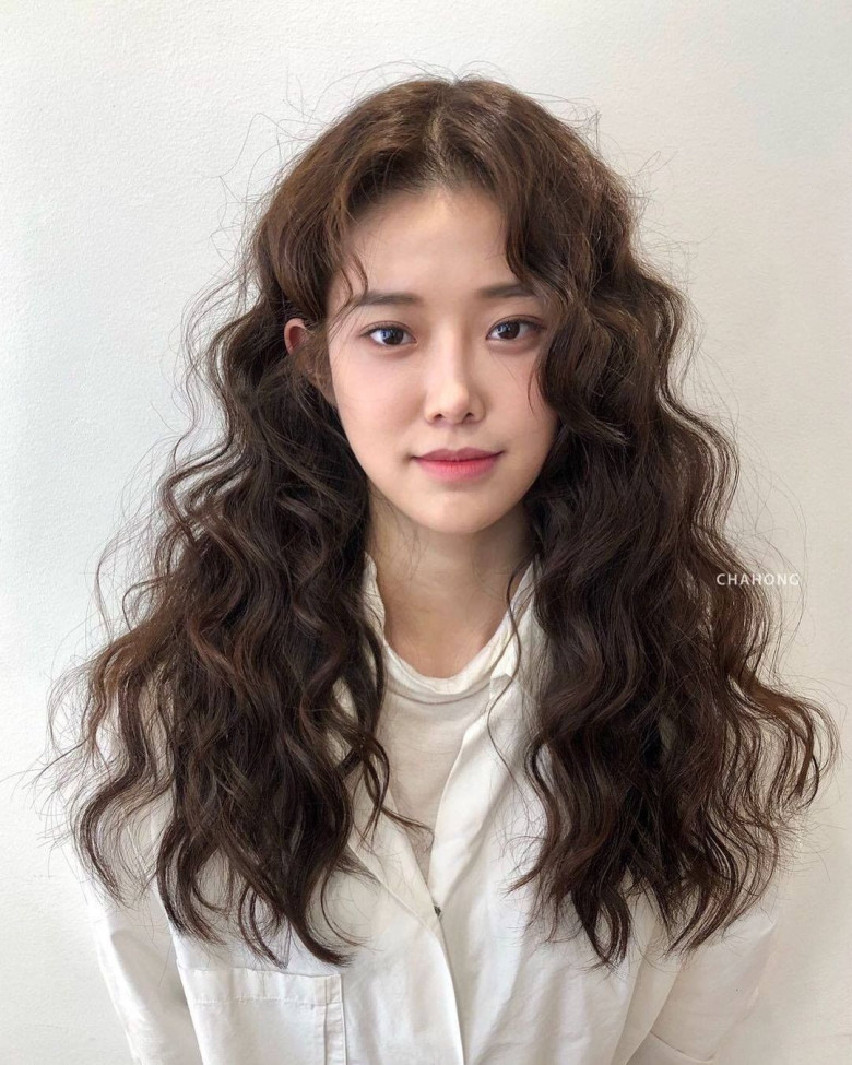 Phụ nữ ngoài 35 tóc bắt đầu rụng đầy giường mỗi sáng khi ngủ dậy: Cơ thể đang ngầm “báo động” và cách giải quyết - 4