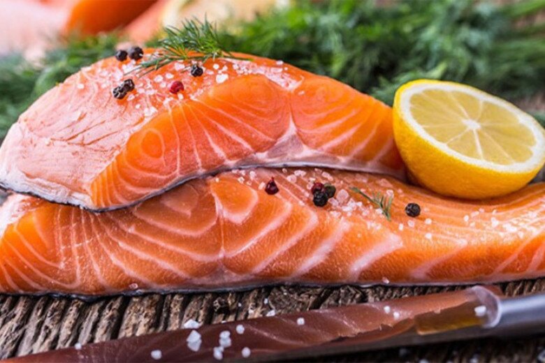 Cá hồi, cá thu hay cá trích chứa nhiều omega-3 giúp da mềm mại, giữ ẩm và chống viêm. Kết hợp cùng vitamin E, cá béo giúp da sáng, giảm lão hóa. Ăn cá 2-3 lần mỗi tuần là bí quyết cho làn da căng mịn như phủ sương.