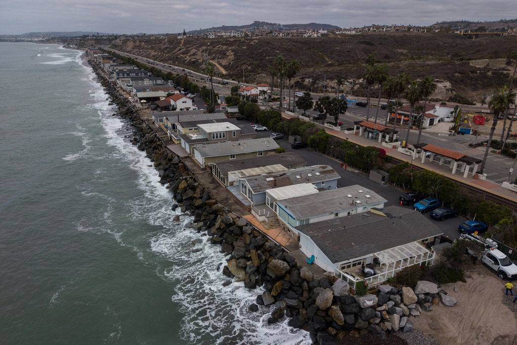 Những ngôi nhà bên bờ biển gần North Beach ở San Clemente, California, ngày 18/9. Ảnh: AP