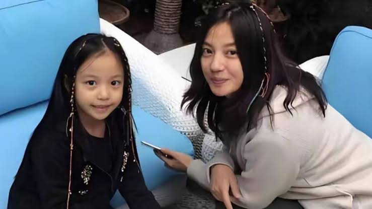 Khi còn nhỏ, Tiểu Tứ Nguyệt đã gây chú ý với đôi mắt to tròn y hệt mẹ.