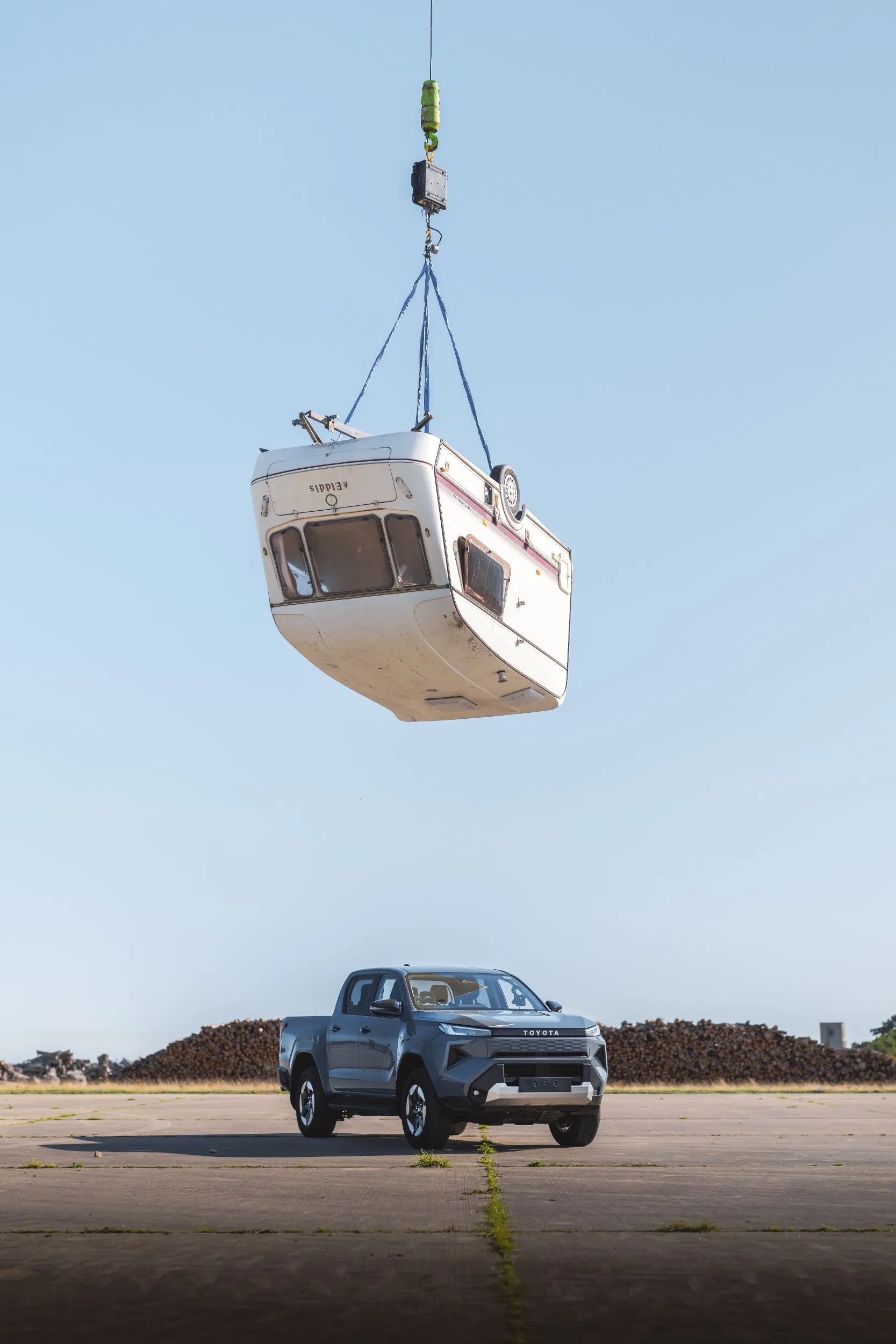 Toyota Hilux điện hứng trọn xe caravan 760kg rơi từ độ cao 9m, xong vẫn chạy đi như chưa có chuyện gì - Ảnh 1.