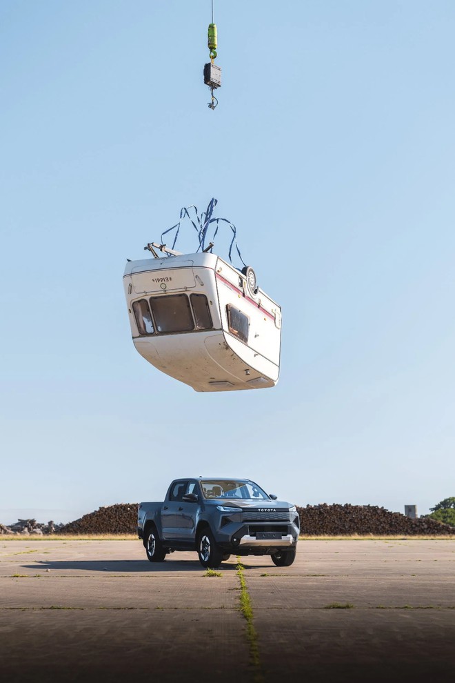 Toyota Hilux điện hứng trọn xe caravan 760kg rơi từ độ cao 9m, xong vẫn chạy đi như chưa có chuyện gì - Ảnh 2.