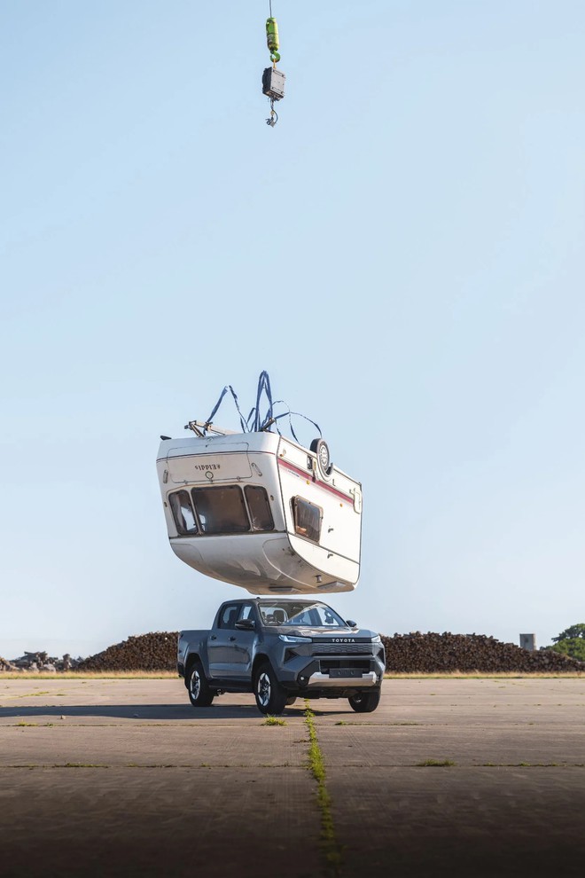 Toyota Hilux điện hứng trọn xe caravan 760kg rơi từ độ cao 9m, xong vẫn chạy đi như chưa có chuyện gì - Ảnh 3.