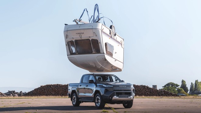 Toyota Hilux điện hứng trọn xe caravan 760kg rơi từ độ cao 9m, xong vẫn chạy đi như chưa có chuyện gì - Ảnh 4.