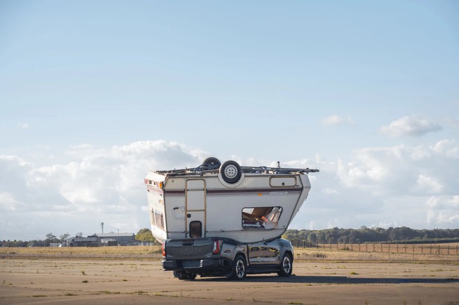 Toyota Hilux điện hứng trọn xe caravan 760kg rơi từ độ cao 9m, xong vẫn chạy đi như chưa có chuyện gì - Ảnh 6.