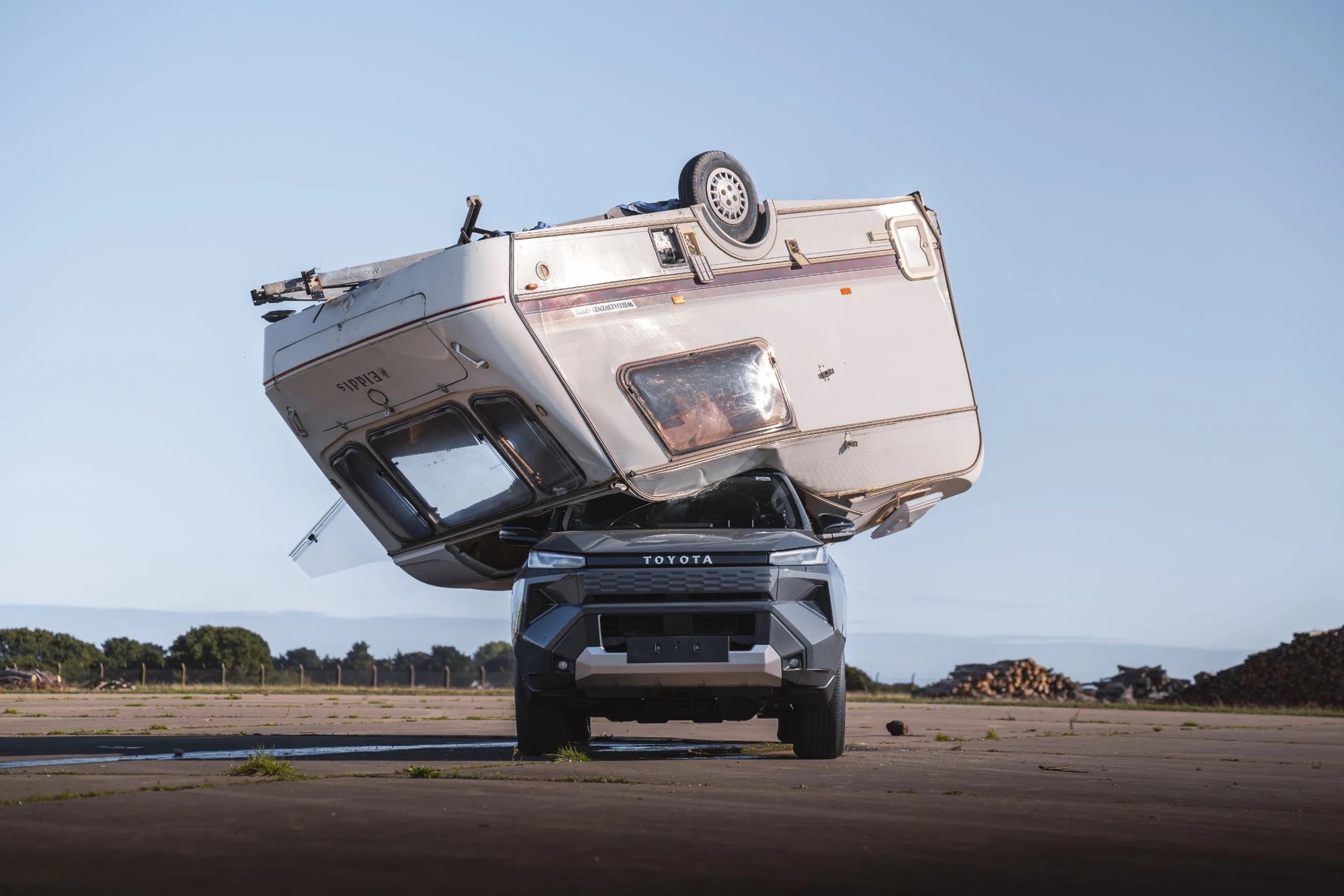 Toyota Hilux điện hứng trọn xe caravan 760kg rơi từ độ cao 9m, xong vẫn chạy đi như chưa có chuyện gì - Ảnh 7.