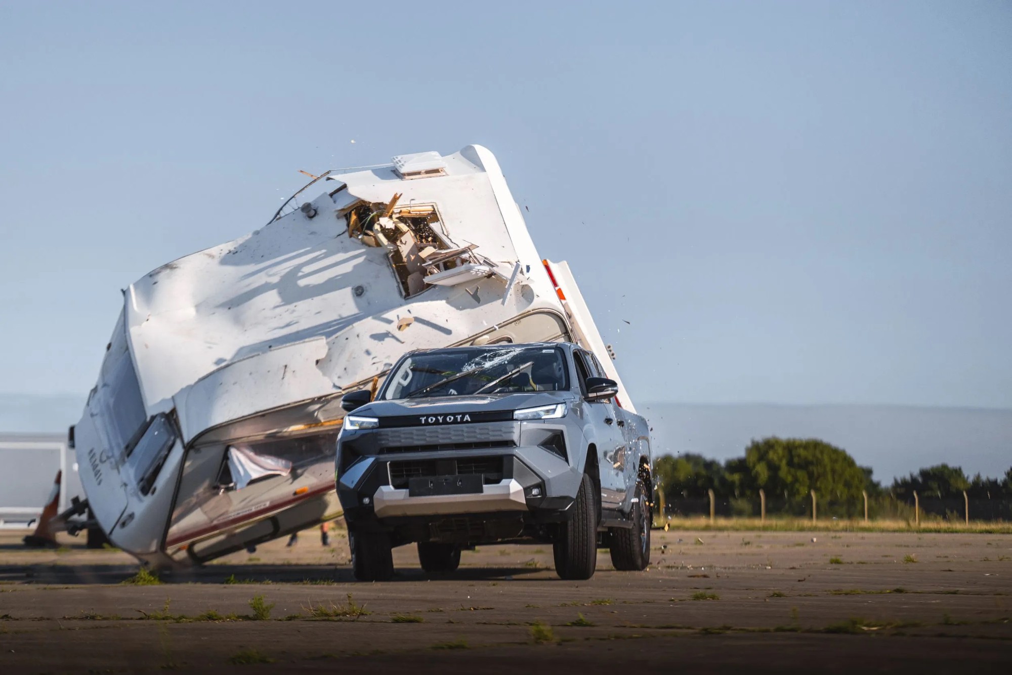 Toyota Hilux điện hứng trọn xe caravan 760kg rơi từ độ cao 9m, xong vẫn chạy đi như chưa có chuyện gì - Ảnh 8.