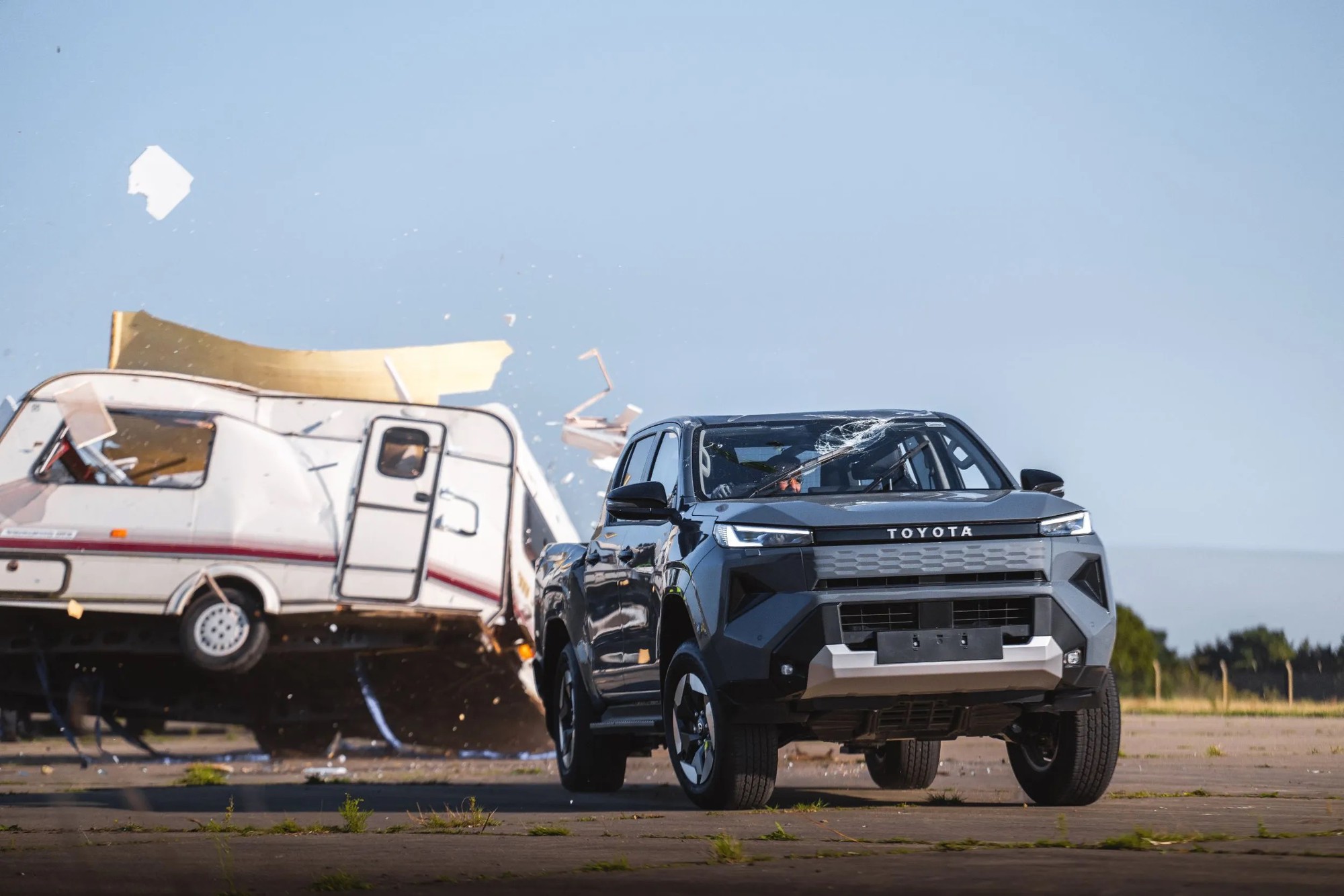 Toyota Hilux điện hứng trọn xe caravan 760kg rơi từ độ cao 9m, xong vẫn chạy đi như chưa có chuyện gì - Ảnh 9.