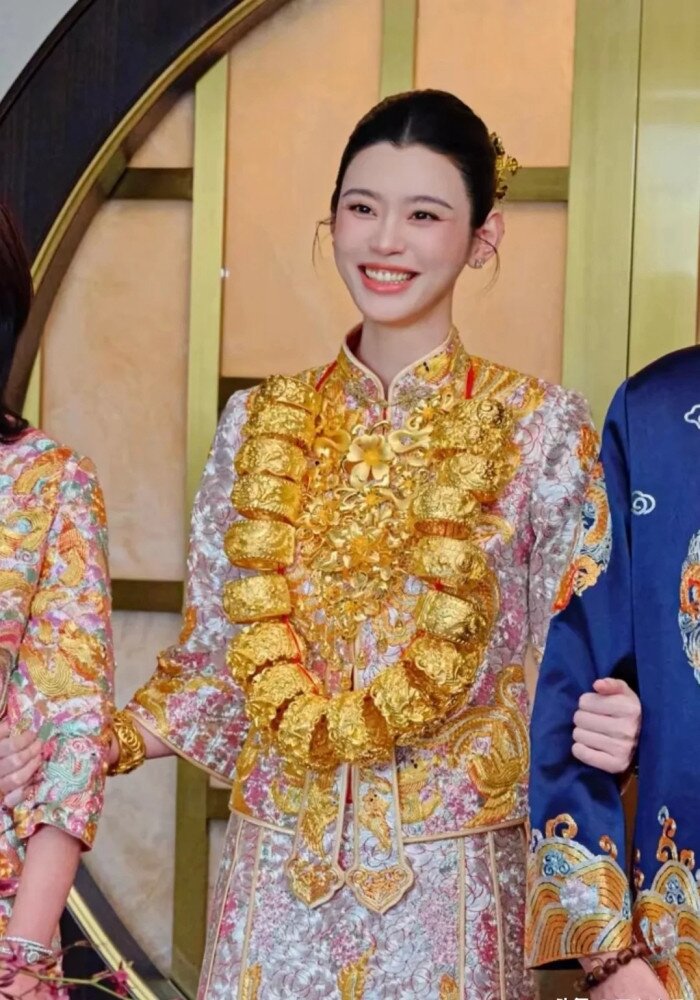 Siêu mẫu Hề Mộng Dao đeo vàng trĩu cổ trong lễ cưới với chồng đại gia - 2