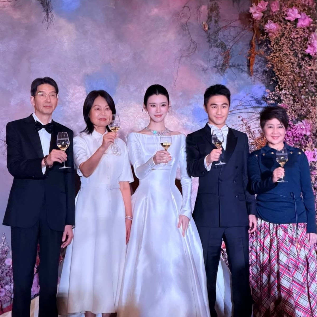 Cô dâu - chú rể cùng 2 bên gia đình.