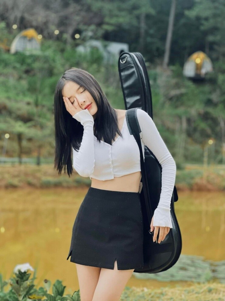 Khi muốn tăng thêm vẻ điệu đà, nữ ca sĩ chuyển sang áo croptop phối chân váy ngắn. Cặp đôi này giúp vòng 2 trở thành điểm nhấn trung tâm của toàn bộ outfit, đồng thời khoe đôi chân thon gọn.