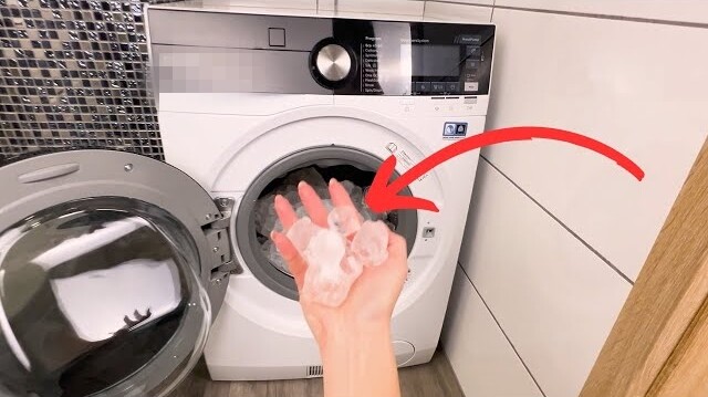 Nước lạnh từ đá sẽ giúp loại bỏ bụi bẩn và cặn bẩn bám trên vải, đồng thời giúp giữ màu sắc quần áo luôn tươi sáng.