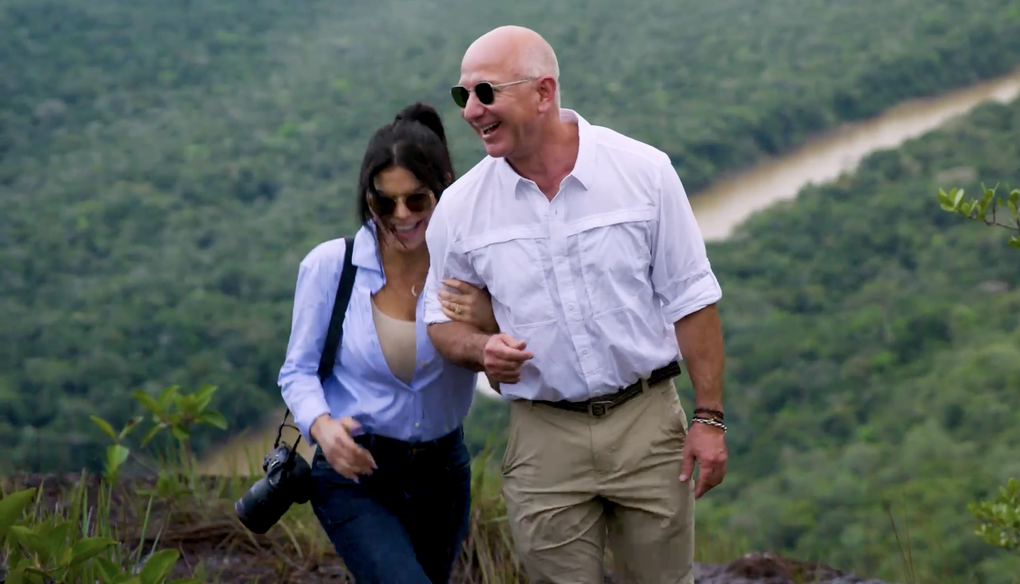 Nhà sáng lập Amazon Jeff Bezos và vợ mới Lauren Sánchez Bezos. Ảnh cắt từ video giới thiệu của Quỹ Bezos Earth