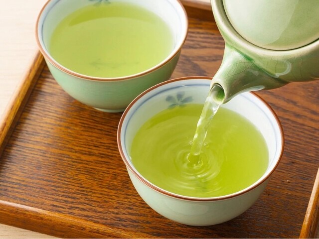Trà xanh chứa catechin chống oxy hóa, ít năng lượng khi uống nguyên chất, vừa giúp tỉnh táo vừa phù hợp với chị em muốn chăm da và giữ dáng.