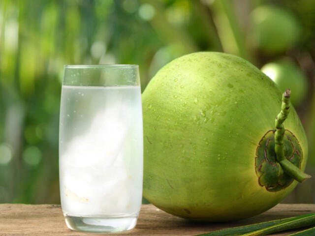 Nước dừa có vị ngọt thanh, giàu nước cùng một số khoáng chất, vừa giải nhiệt ngày nóng vừa là lựa chọn nhẹ nhàng cho thực đơn hàng ngày.