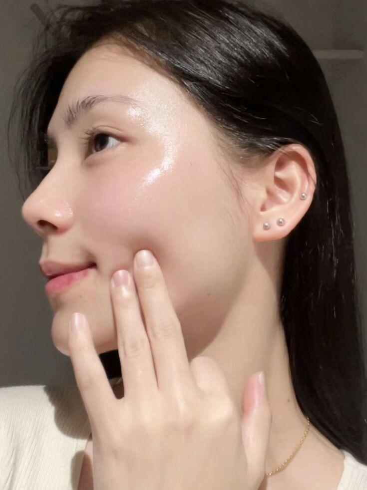 Lycopene cùng vitamin C trong cà chua góp phần bổ sung các hợp chất chống oxy hóa, hỗ trợ bảo vệ tế bào và làn da.