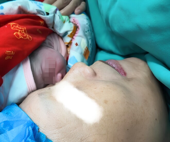 Bà Zhang sinh một tiểu công chúa ở tuổi 60.